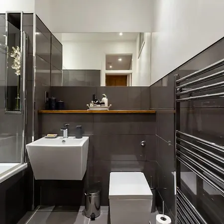 Apartment Spacious 2 Bedroom House Near The Meadows