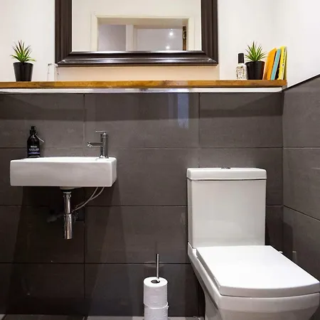 Spacious 2 Bedroom House Near The Meadows Lägenhet *