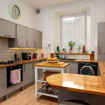 Spacious 2 Bedroom House Near The Meadows Lägenhet