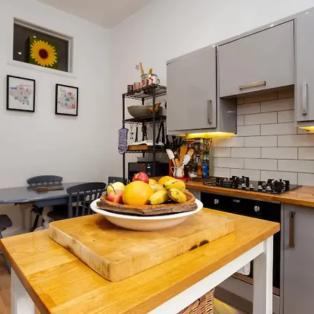 Spacious 2 Bedroom House Near The Meadows * Edinburgh