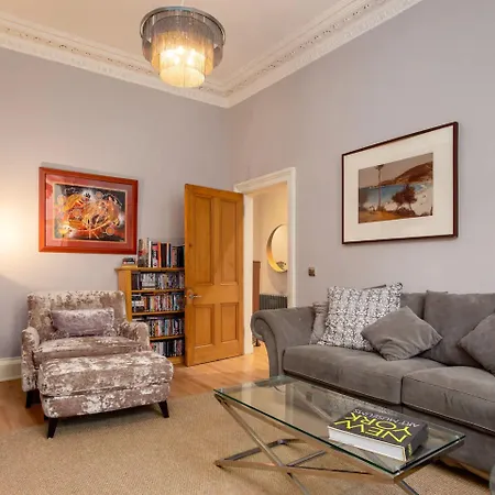 Spacious 2 Bedroom House Near The Meadows