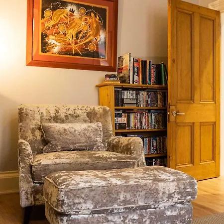 Spacious 2 Bedroom House Near The Meadows *