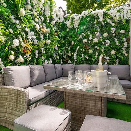 Luxury Georgian Retreat - Hot Tub - Patio Hotel