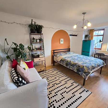Гостевой дом Double With Shared Bathroom Near The Shore And Tram Эдинбург