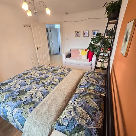 Double With Shared Bathroom Near The Shore And Tram * Edinburgh