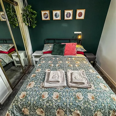 Double With Shared Bathroom Near The Shore And Tram