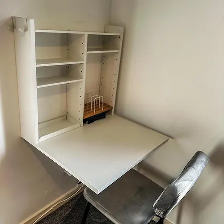 Double With Shared Bathroom Near The Shore And Tram 招待所