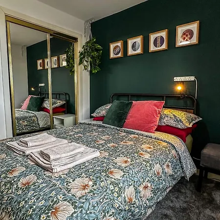 Double With Shared Bathroom Near The Shore And Tram