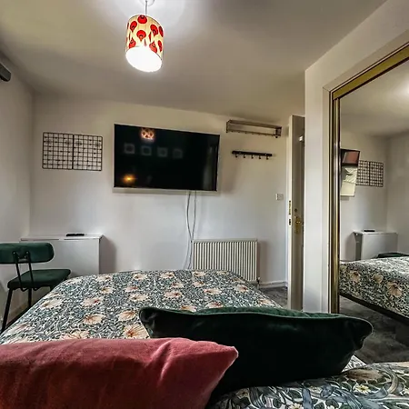 Double With Shared Bathroom Near The Shore And Tram Πανσιόν Εδιμβούργο