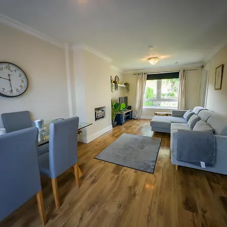 Two Bd House With Private Parking * Edinburgh