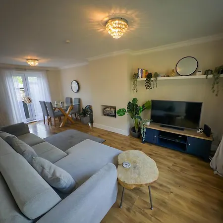 Two Bd House With Private Parking