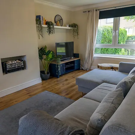 Two Bd House With Private Parking *