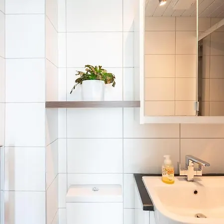 Charming Georgian - Steps To Tram & Centre Apartment *