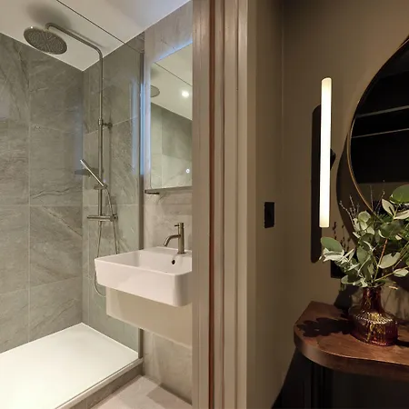 The Resident מלון