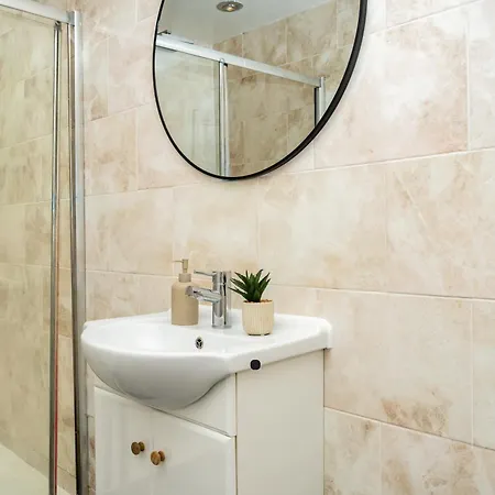 Elegant 1bd, Gym, Parking, Bus To Airport, Sleeps4 Villa Edinburgh