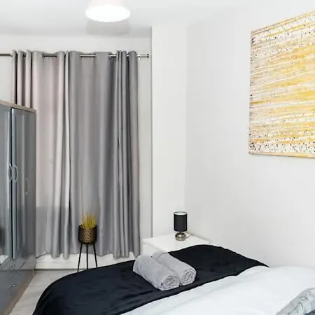 Apartment 2bd, Ocean Terminal, Tram To Airport, Sleeps 4 Edinburgh