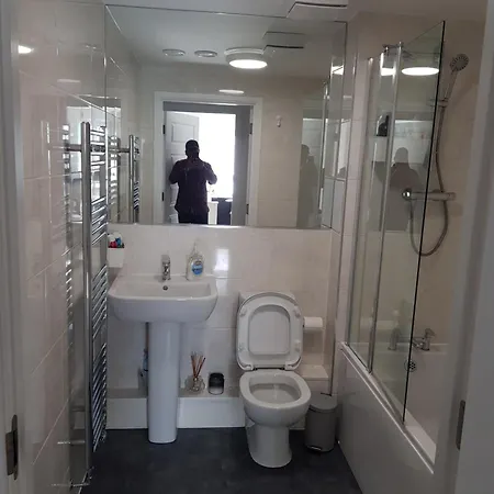 Apartman Stylish 2-bed Flat With Open-plan Living Parking