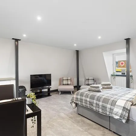Apartment Free Parking | Sleeps 4 | 1 Bedroom | Great Area *