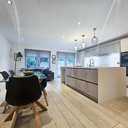 Chic 3-bedroom 2-storey House Near Centre With Free Parking * Edinburgh