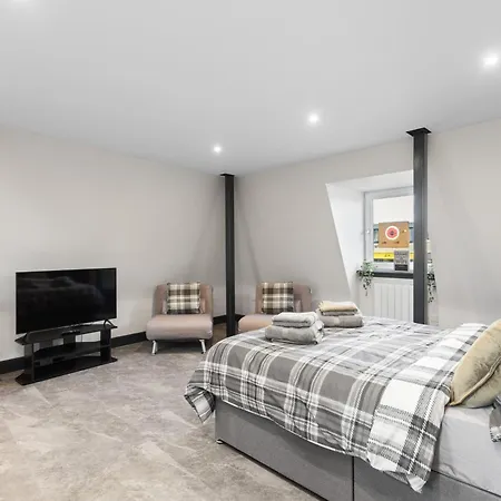 Free Parking | Sleeps 4 | 1 Bedroom | Great Area *
