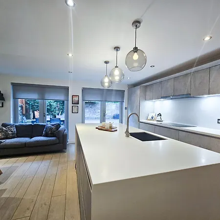 Chic 3-bedroom 2-storey House Near Centre With Free Parking Apartmán Edinburgh