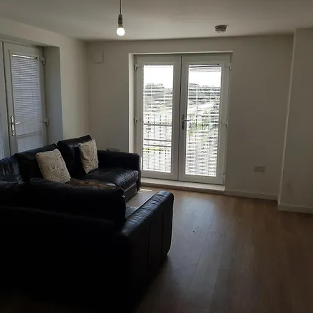 Stylish 2-bed Flat With Open-plan Living Parking Apartman