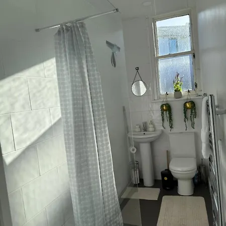 Brigth & Stylish Flat Near Holyrood 公寓