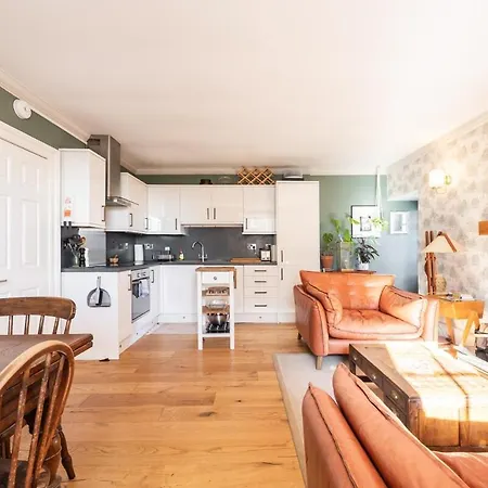 Bright 1-bed Flat Near The Shore & Ocean Terminal 아파트