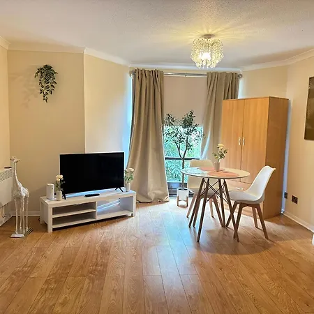 Spacious 1br Flat By Centre *