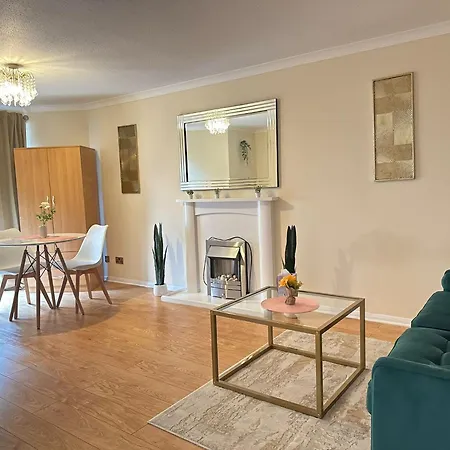 Spacious 1br Flat By Centre