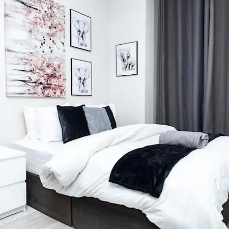 Apartment 2bd, Ocean Terminal, Tram To Airport, Sleeps 4