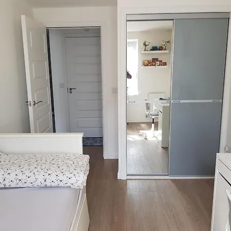 Stylish 2-bed Flat With Open-plan Living Parking