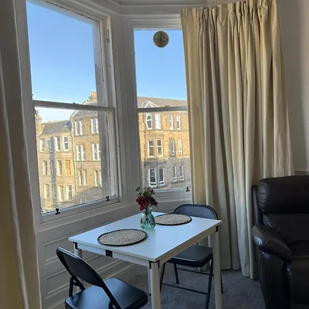 Brigth & Stylish Flat Near Holyrood * 爱丁堡