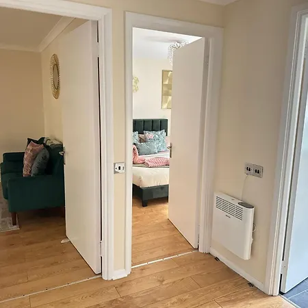 Spacious 1br Flat By Centre