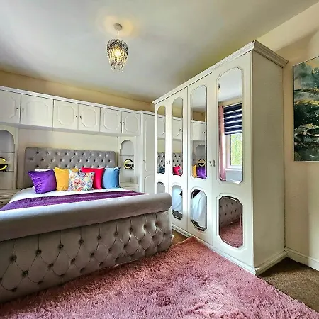 2 Bed Apt, 4 Beds, 3 Tvs Parking Apartment *