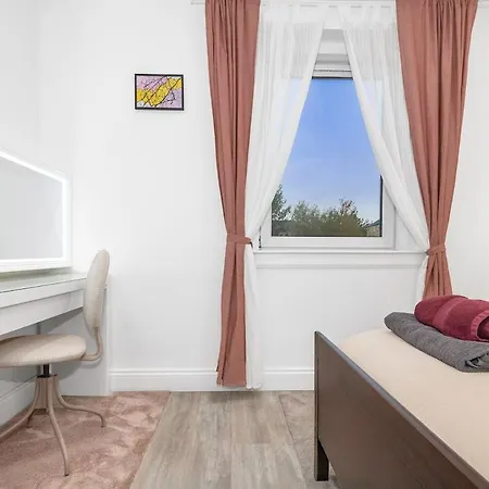 Private Hot Tub - Zen & Bubbles Apartment Edinburgh