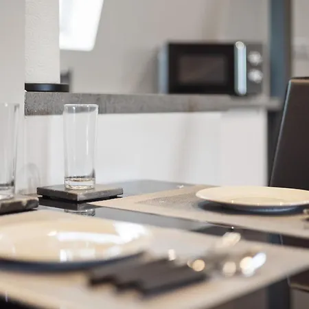 Apartment Free Parking | Sleeps 4 | 1 Bedroom | Great Area
