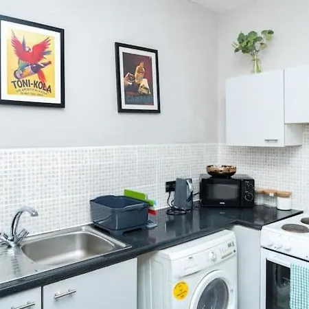 2bd, Ocean Terminal, Tram To Airport, Sleeps 4 *