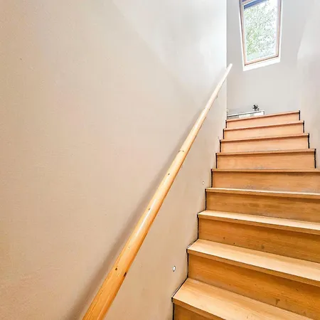 Chic 3-bedroom 2-storey House Near Centre With Free Parking Appartamento