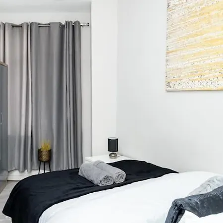 2bd, Ocean Terminal, Tram To Airport, Sleeps 4 Apartment *