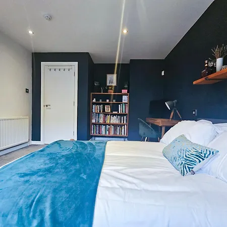 Apartmán Chic 3-bedroom 2-storey House Near Centre With Free Parking