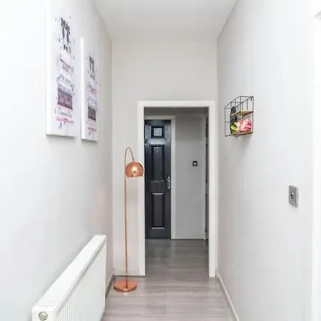Apartment 2bd, Ocean Terminal, Tram To Airport, Sleeps 4 *