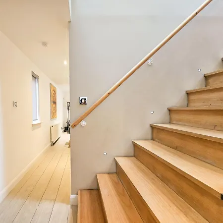 Chic 3-bedroom 2-storey House Near Centre With Free Parking Appartamento