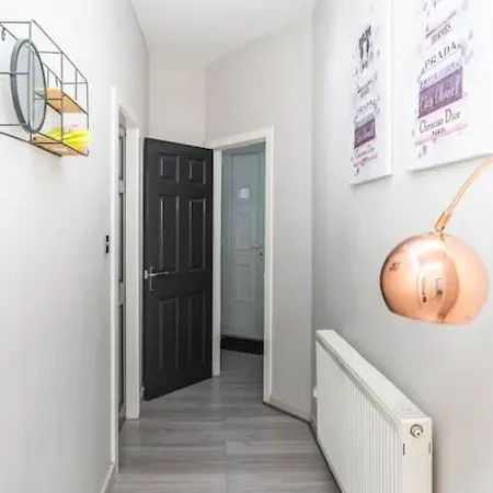 Apartment 2bd, Ocean Terminal, Tram To Airport, Sleeps 4 Edinburgh