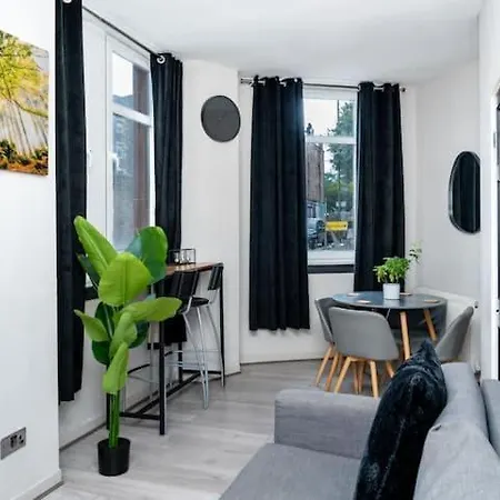 2bd, Ocean Terminal, Tram To Airport, Sleeps 4 Apartment *