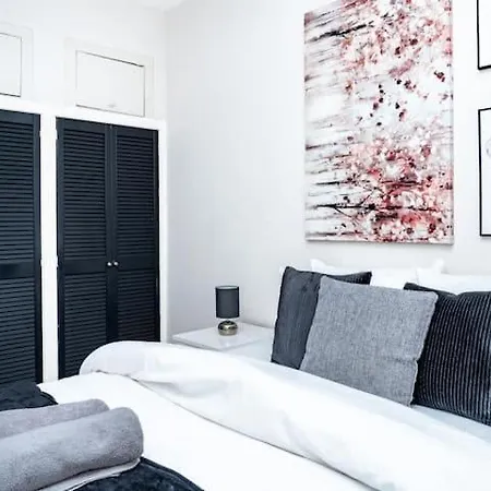Apartment 2bd, Ocean Terminal, Tram To Airport, Sleeps 4 Edinburgh