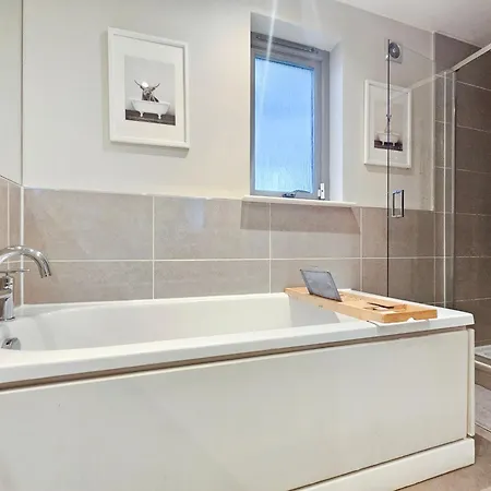 Chic 3-bedroom 2-storey House Near Centre With Free Parking *