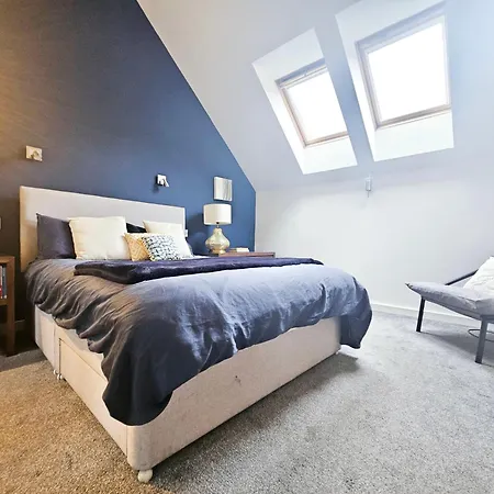 Chic 3-bedroom 2-storey House Near Centre With Free Parking Apartmán