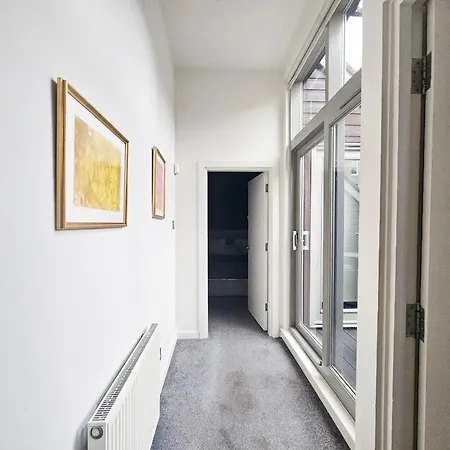 Chic 3-bedroom 2-storey House Near Centre With Free Parking