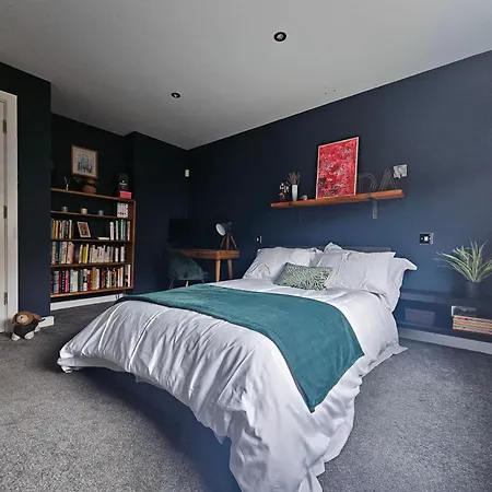 Chic 3-bedroom 2-storey House Near Centre With Free Parking